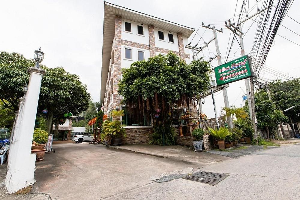 Selina Place Hotel *