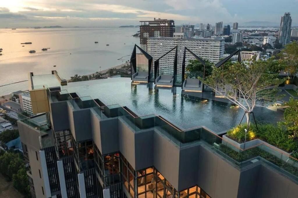 Seaview Urban Retreat Edge 1 Expansive Bedroom *