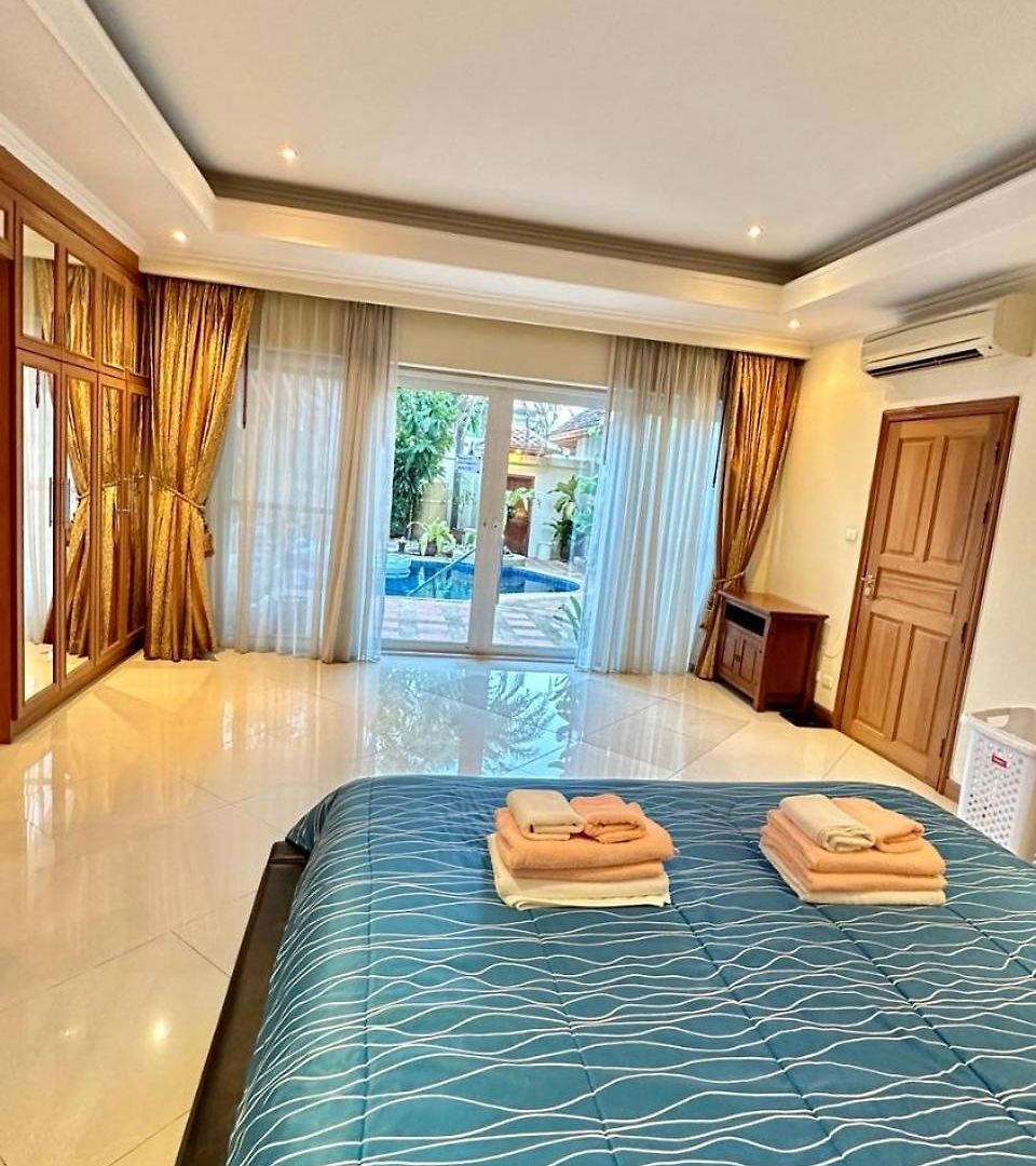 Luxury Garden Pool Near & Walking Street Villa Pattaya