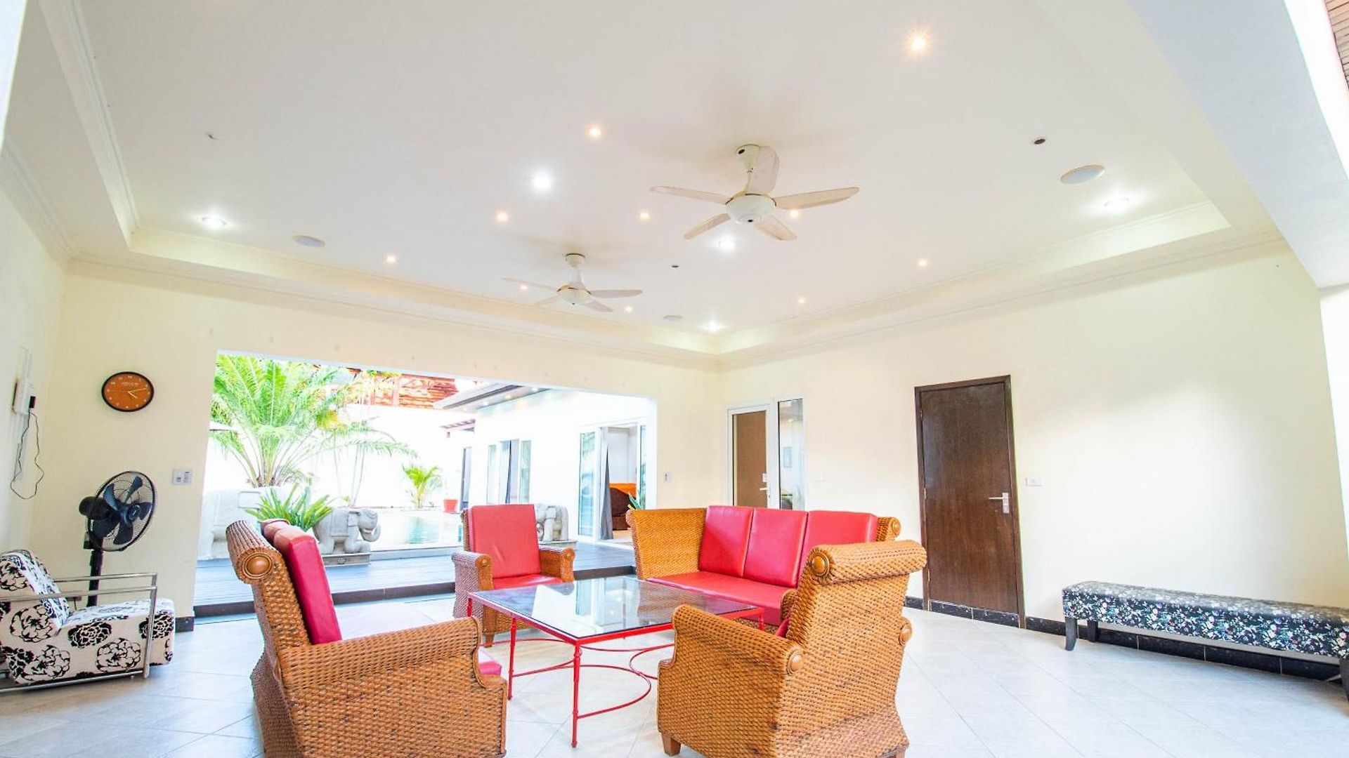 Seaside 3 Pools, 2 Mins Walk To Villa *