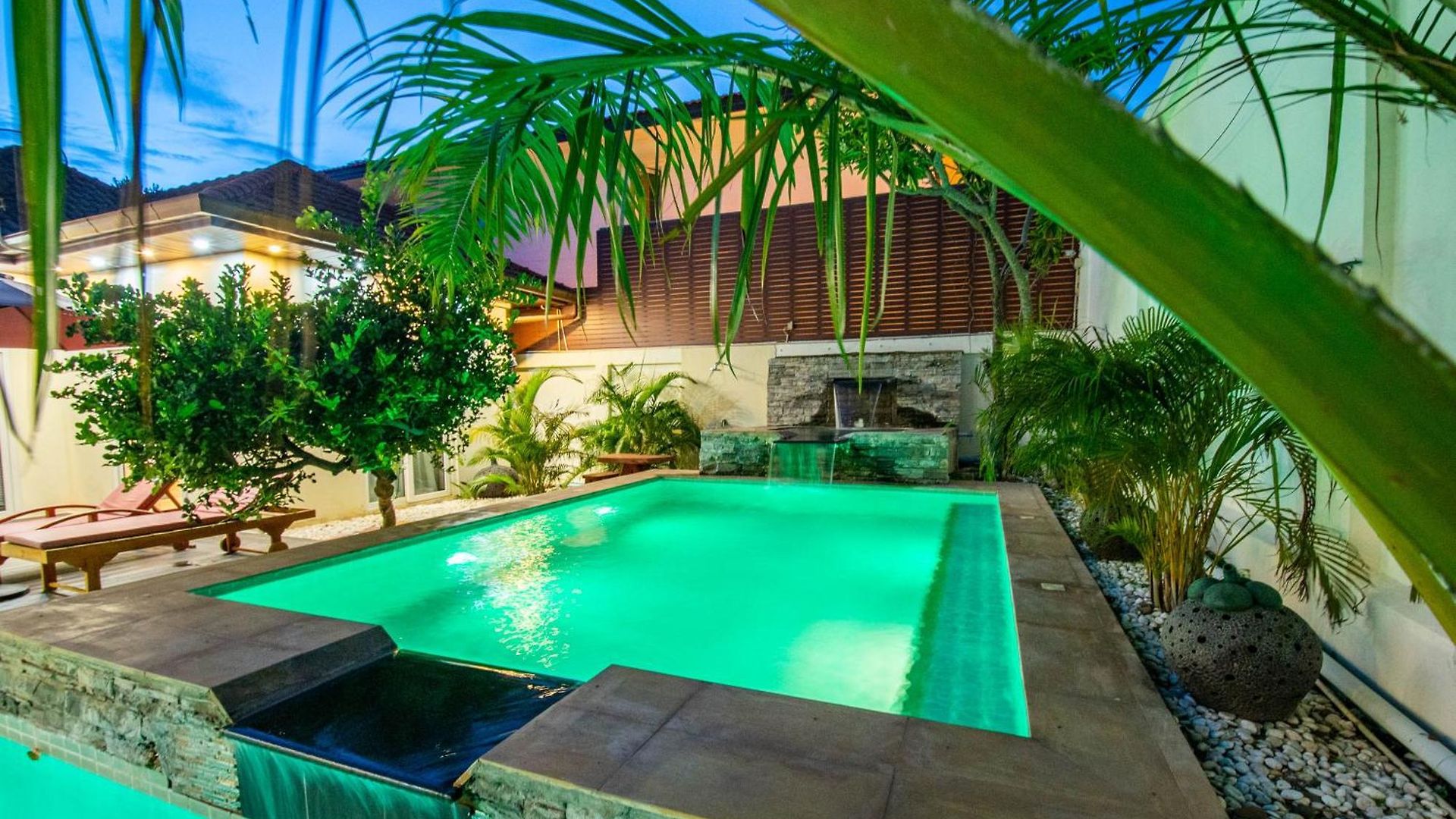 Seaside 3 Pools, 2 Mins Walk To *
