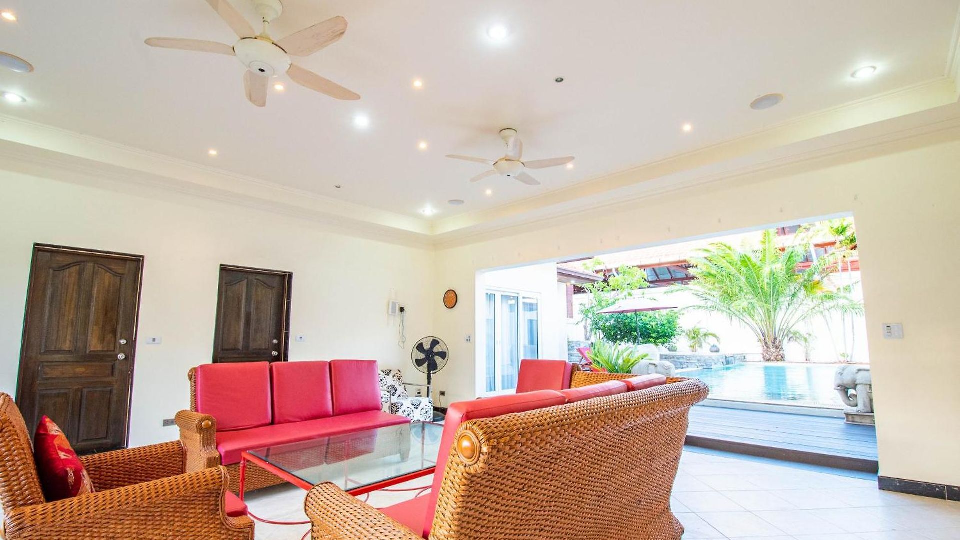 Seaside 3 Pools, 2 Mins Walk To Pattaya