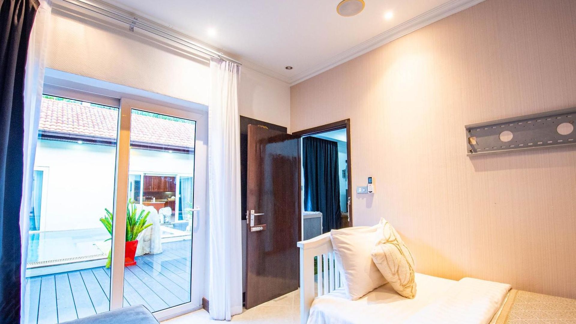 Villa Seaside 3 Pools, 2 Mins Walk To Pattaya