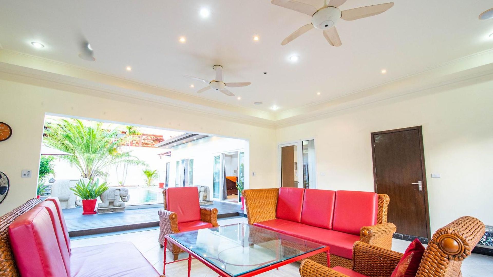 Seaside 3 Pools, 2 Mins Walk To Villa *