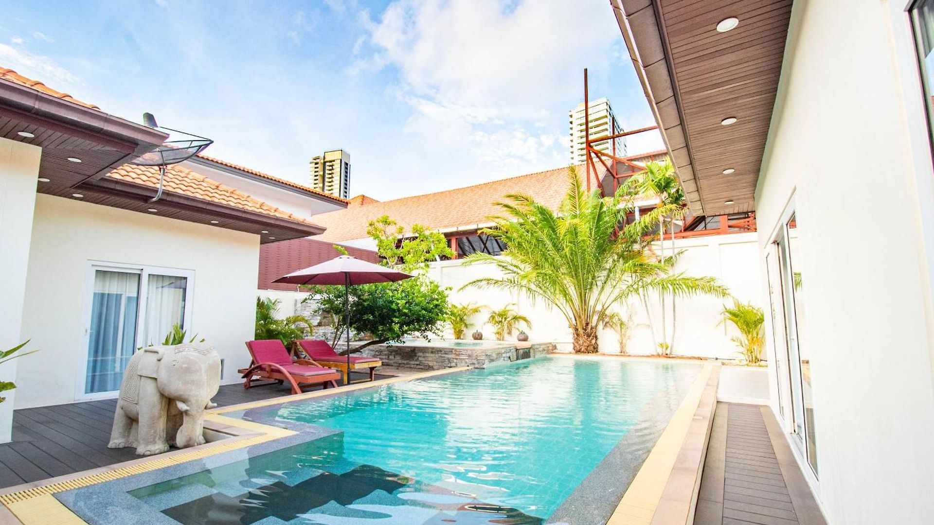 Villa Seaside 3 Pools, 2 Mins Walk To