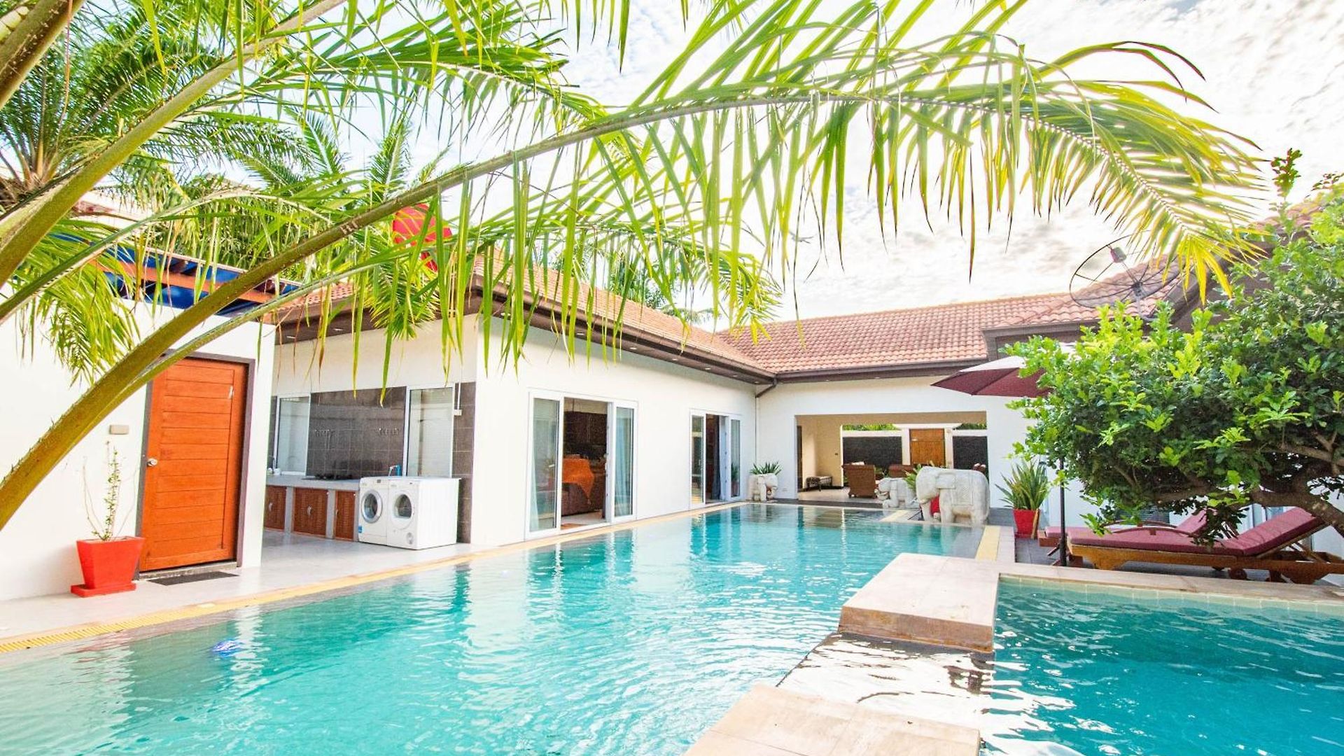 Seaside 3 Pools, 2 Mins Walk To Villa