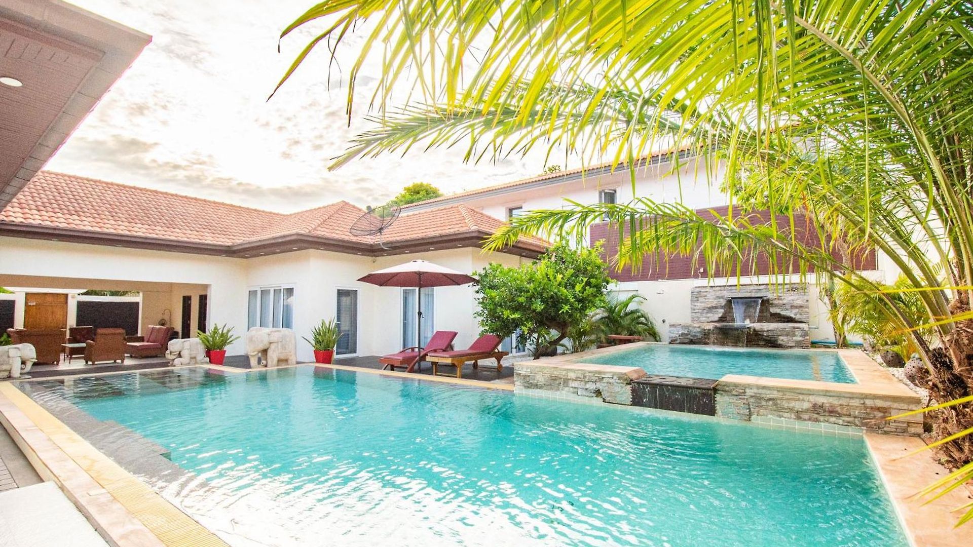 Villa Seaside 3 Pools, 2 Mins Walk To