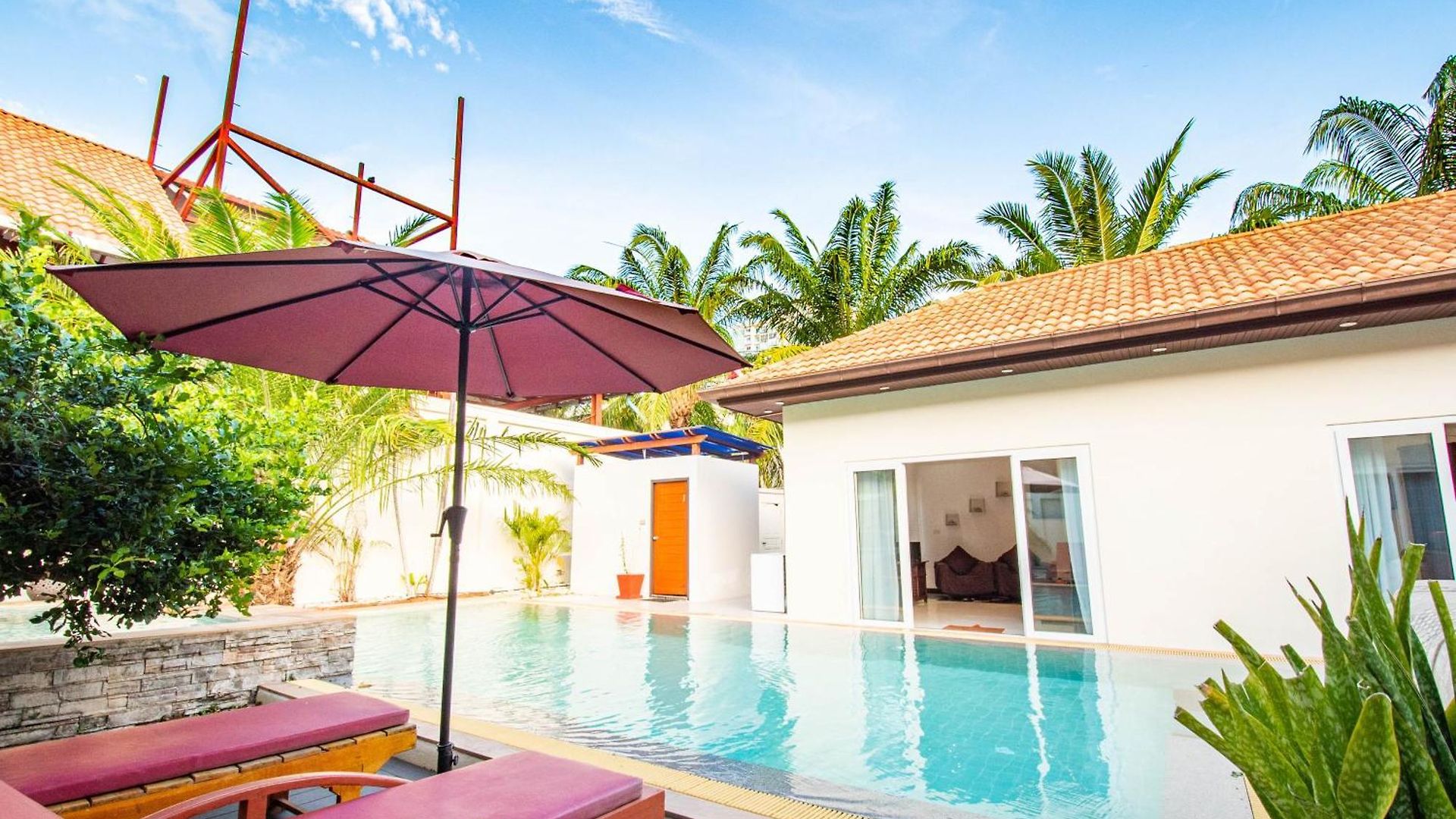 Seaside 3 Pools, 2 Mins Walk To * Pattaya