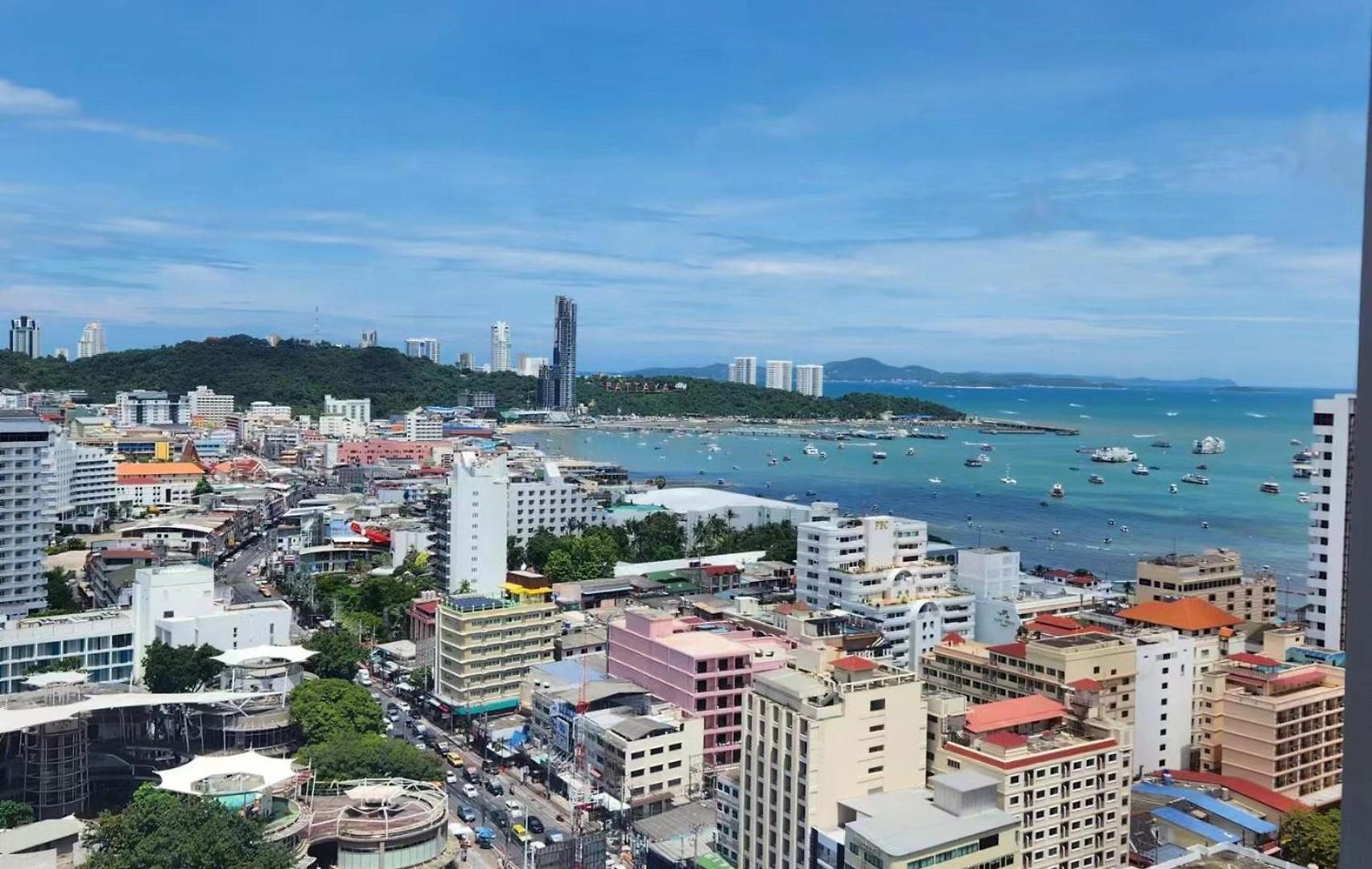 อพาร์ทเม้น 24a网红无边泳池edge豪华单卧室套房 海滩3分钟