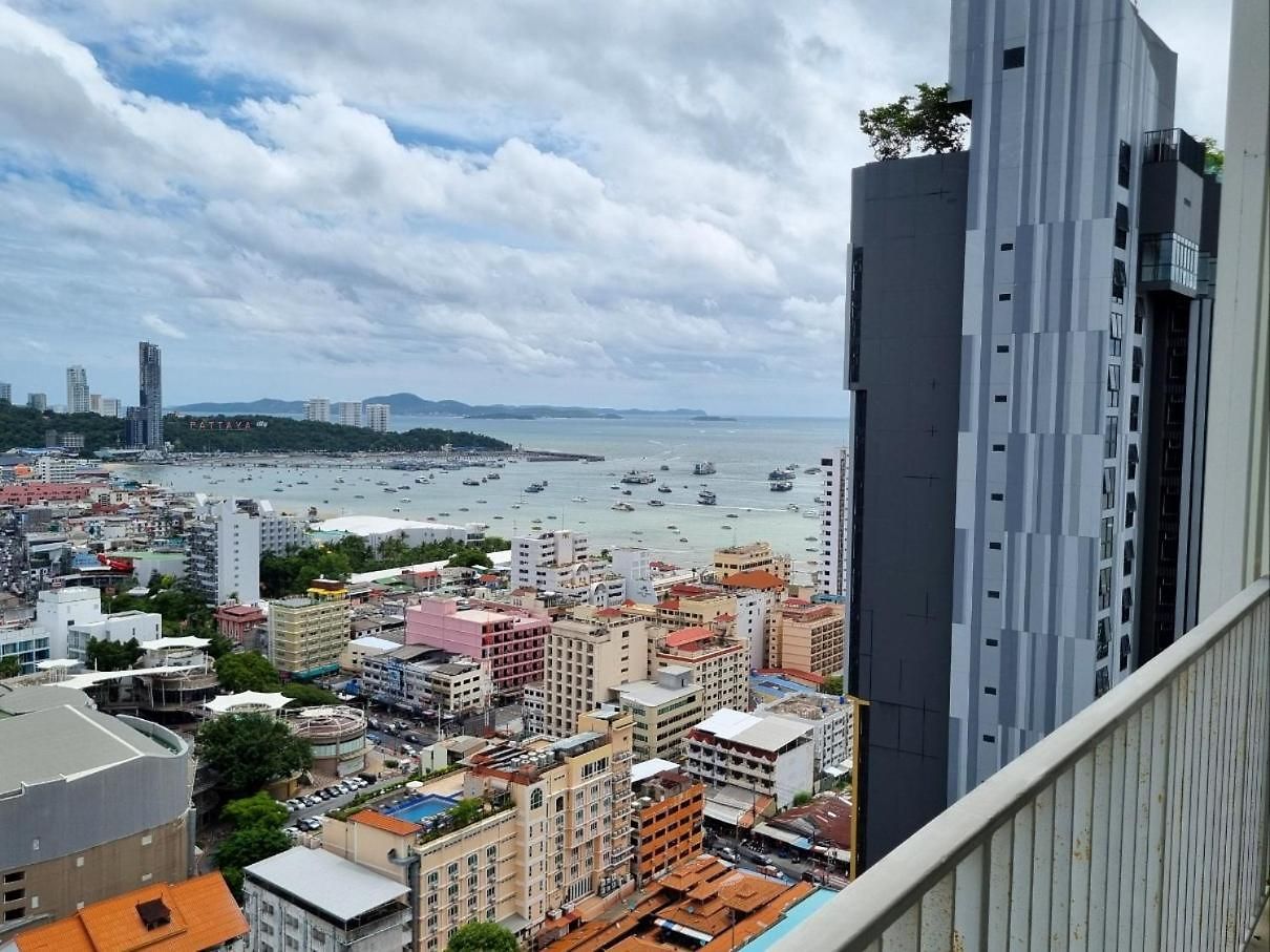 The Base Center Of Rooftop Swimming Pool * Pattaya