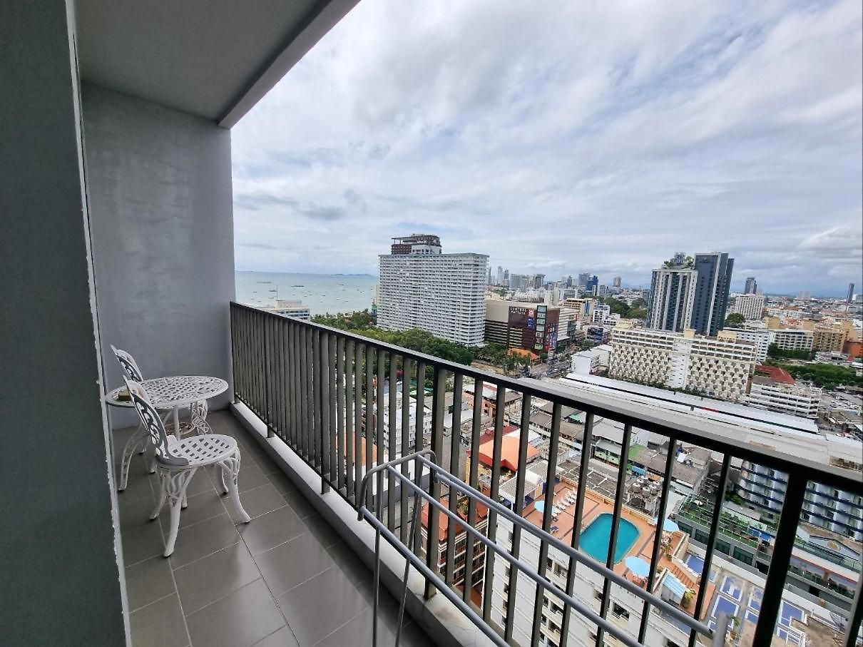 The Base Center Of Rooftop Swimming Pool Apartment *