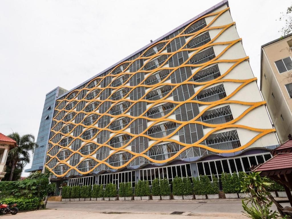 โรงแรม Oyo 1126 Curve Boutique 3*