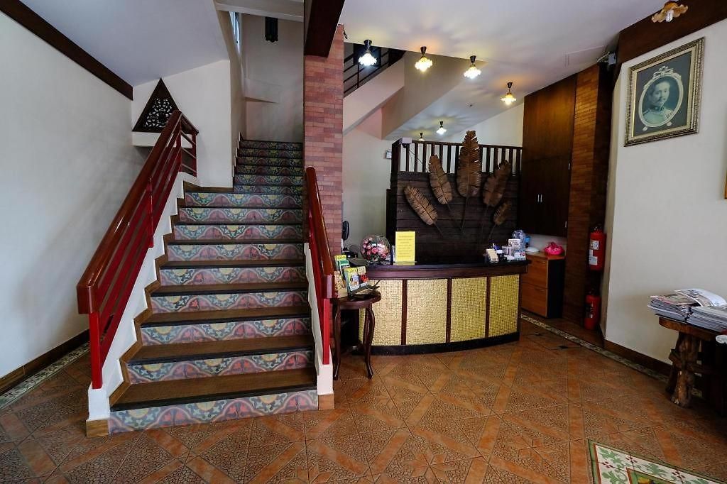 โรงแรม Red Balcony