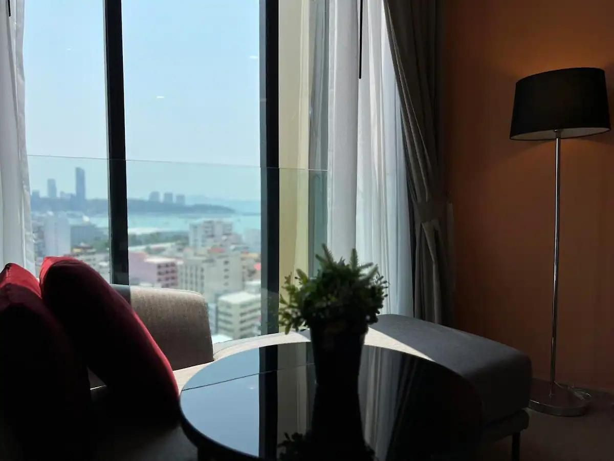 อพาร์ทเม้น Downtown Chic Rooftop Pool #es32518