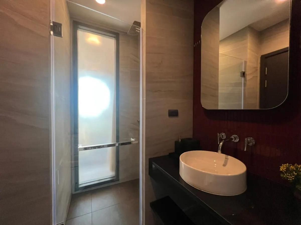 Downtown Chic Rooftop Pool #en26515