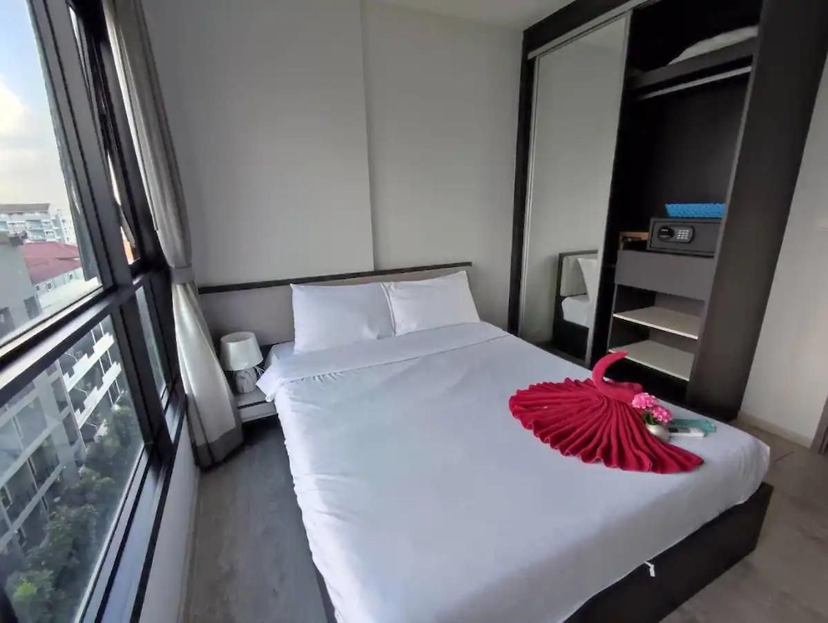อพาร์ทเม้น Downtown Lux Fun Rooftop Pool #tb7298