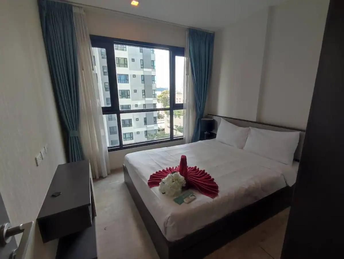 อพาร์ทเม้น Downtown Lux Fun Rooftop Pool #tb6746
