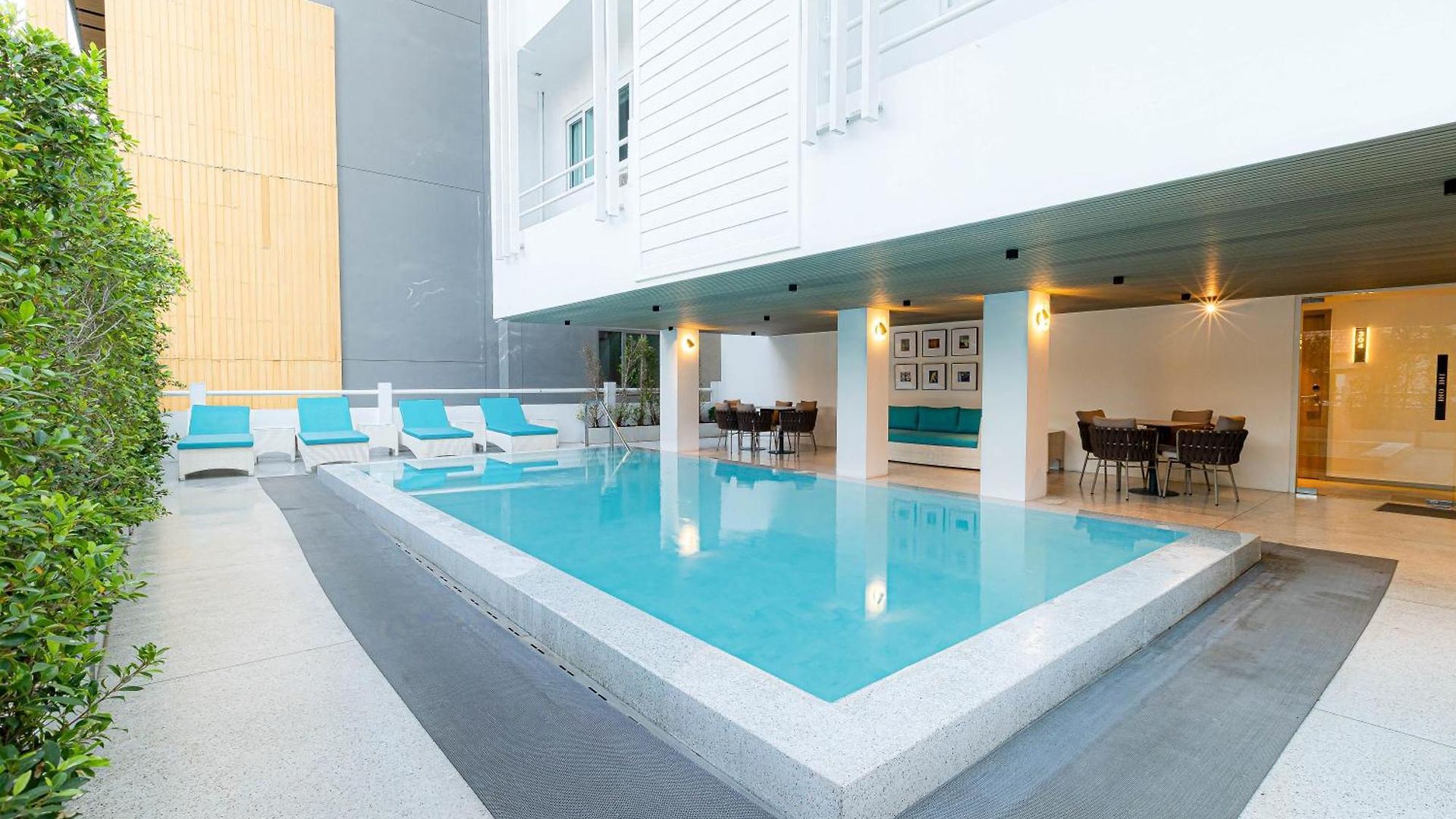 The One Bay Breeze Hotel