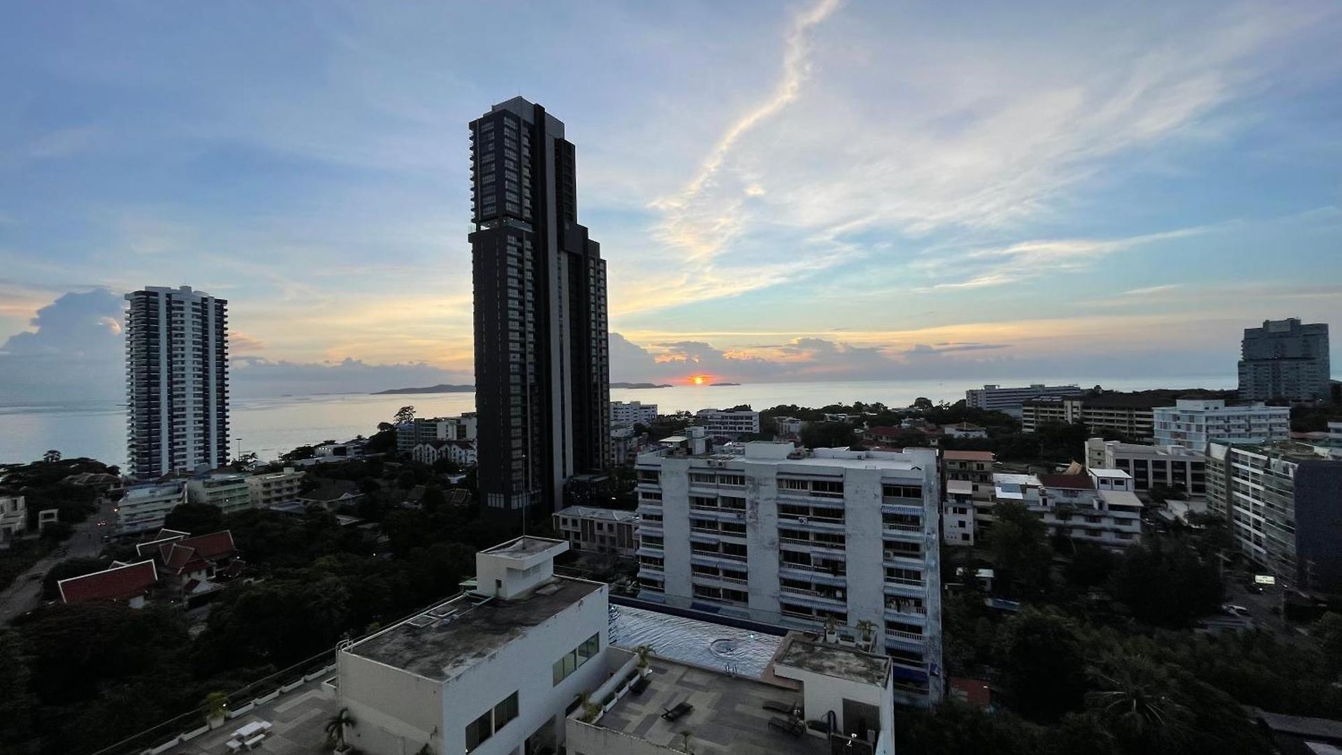 Furnished Studio Near Pattaya Beach - Your Home Away From Home Apartment *