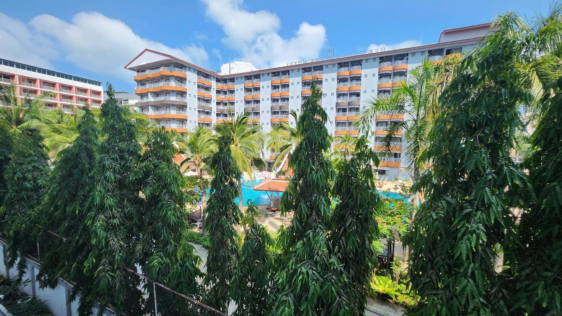 Grand Avenue Codon 芭提雅最好的公寓空间大 安静 素质高 อพาร์ทเม้น
