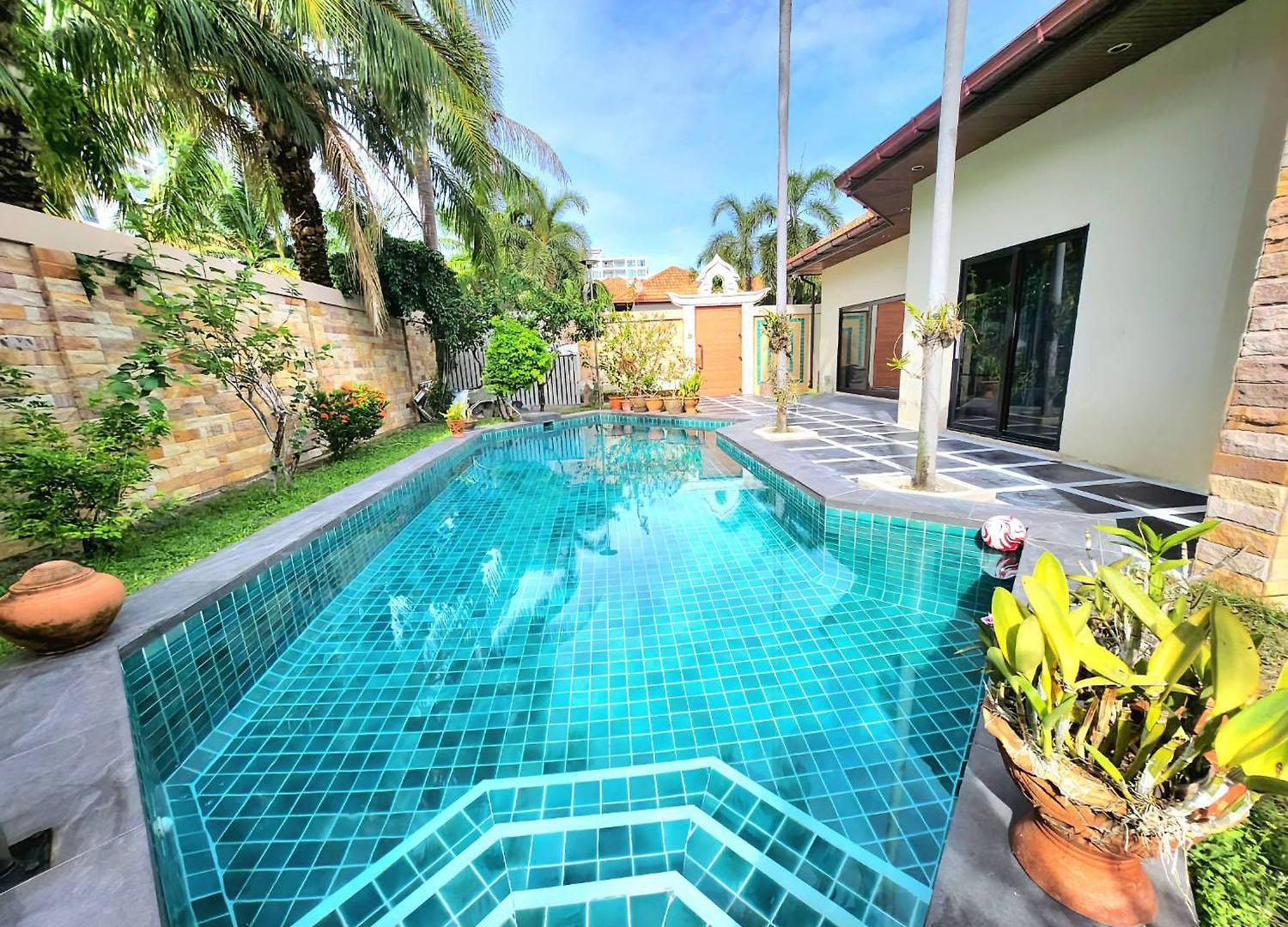วิลล่า Phratamnak Seaside Pool