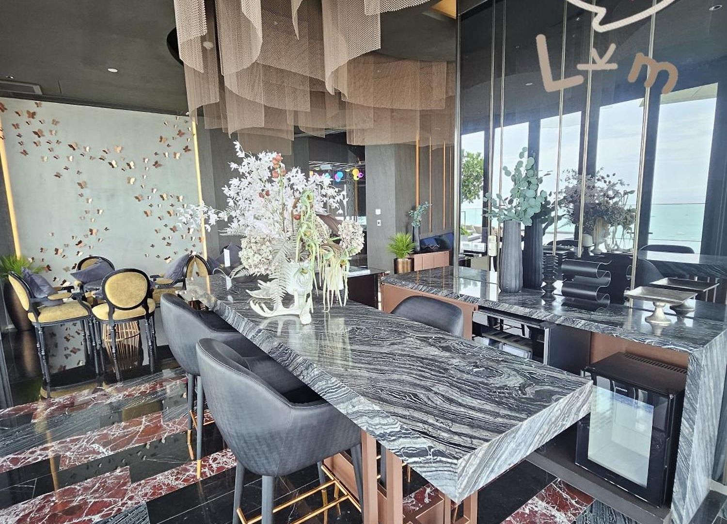 อพาร์ทเม้น The Edge High Floor & Seaview