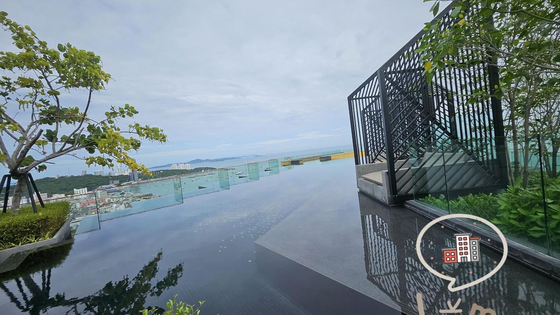 อพาร์ทเม้น The Edge High Floor & Seaview *