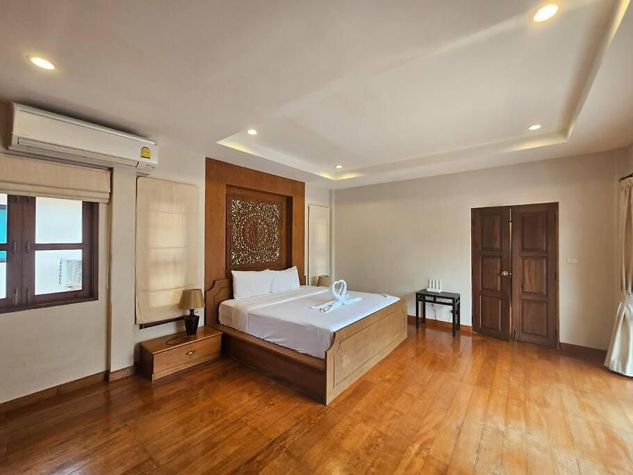 Luxury 5br Pool Pattaya-family & Friends Fun Escape-bbq, Pool Table Villa *