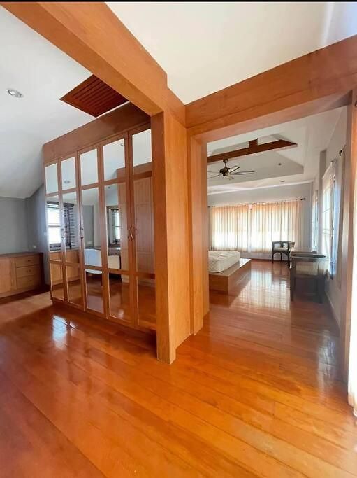 Luxury 5br Pool Pattaya-family & Friends Fun Escape-bbq, Pool Table Villa Pattaya