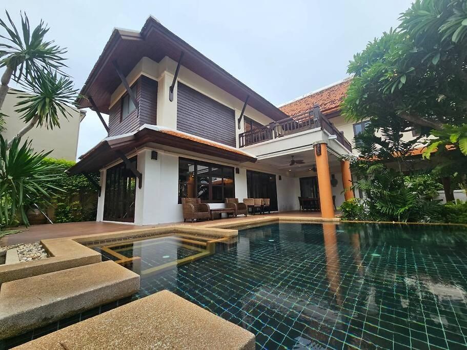Luxury 5br Pool Pattaya-family & Friends Fun Escape-bbq, Pool Table Pattaya