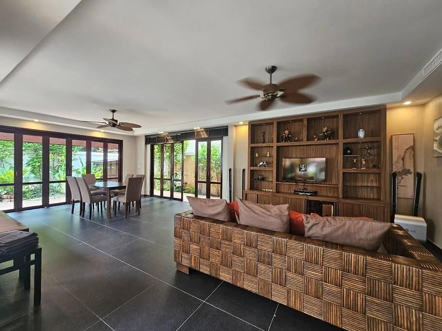 Luxury 5br Pool Pattaya-family & Friends Fun Escape-bbq, Pool Table Villa
