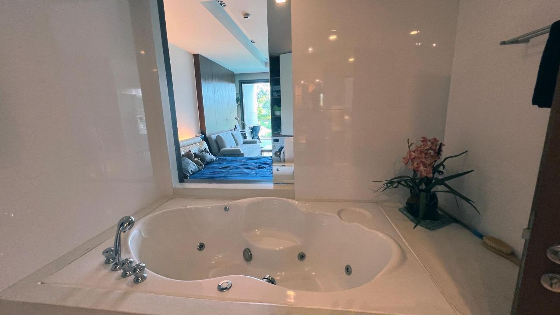 อพาร์ทเม้น Ananya Beachfront Wongamat Paradise