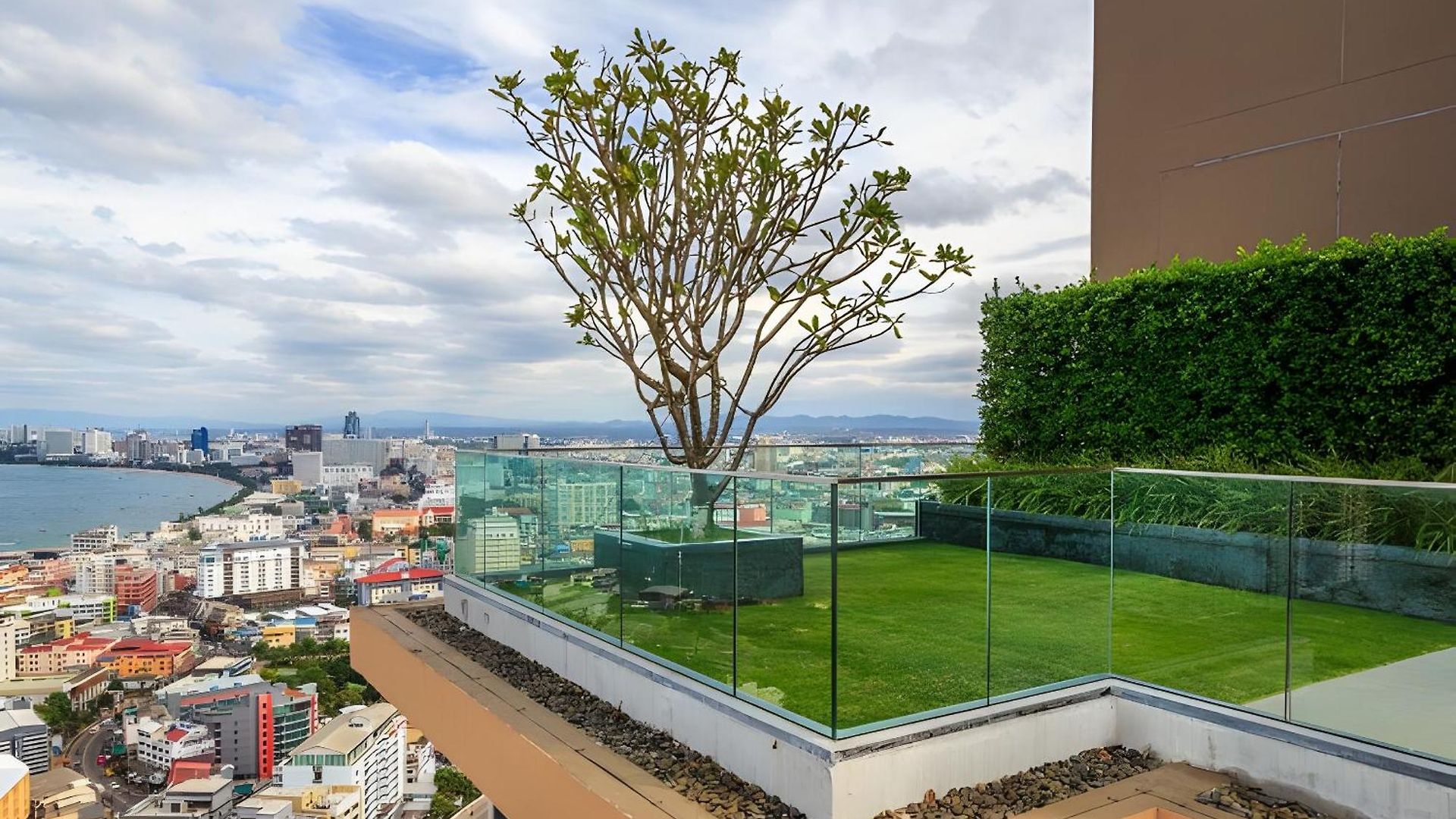 Unixx South - Only Sea View Apartment