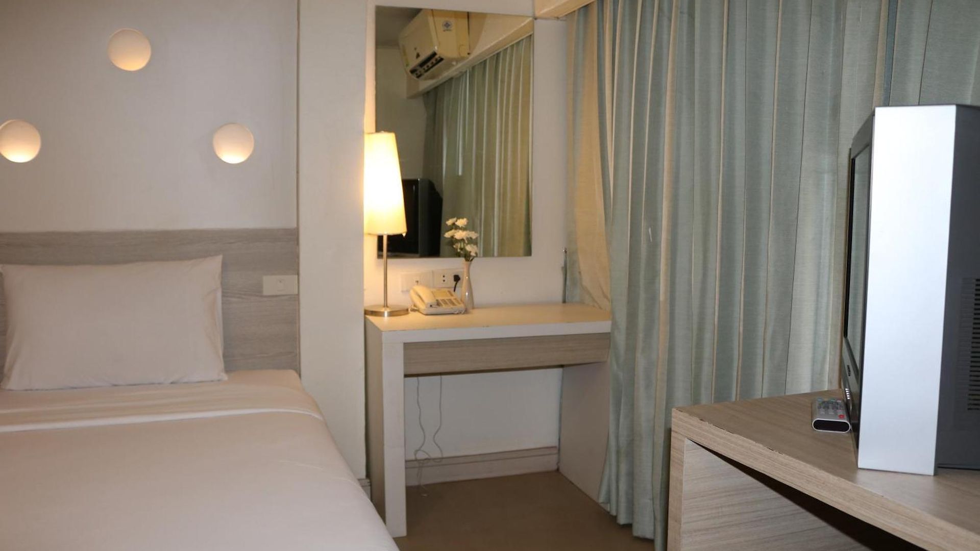 โรงแรม Sunshine & Residences 3*