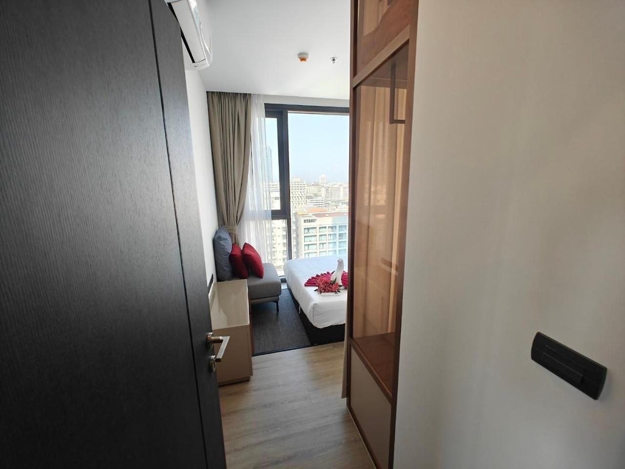 Edge By Mickey 4*