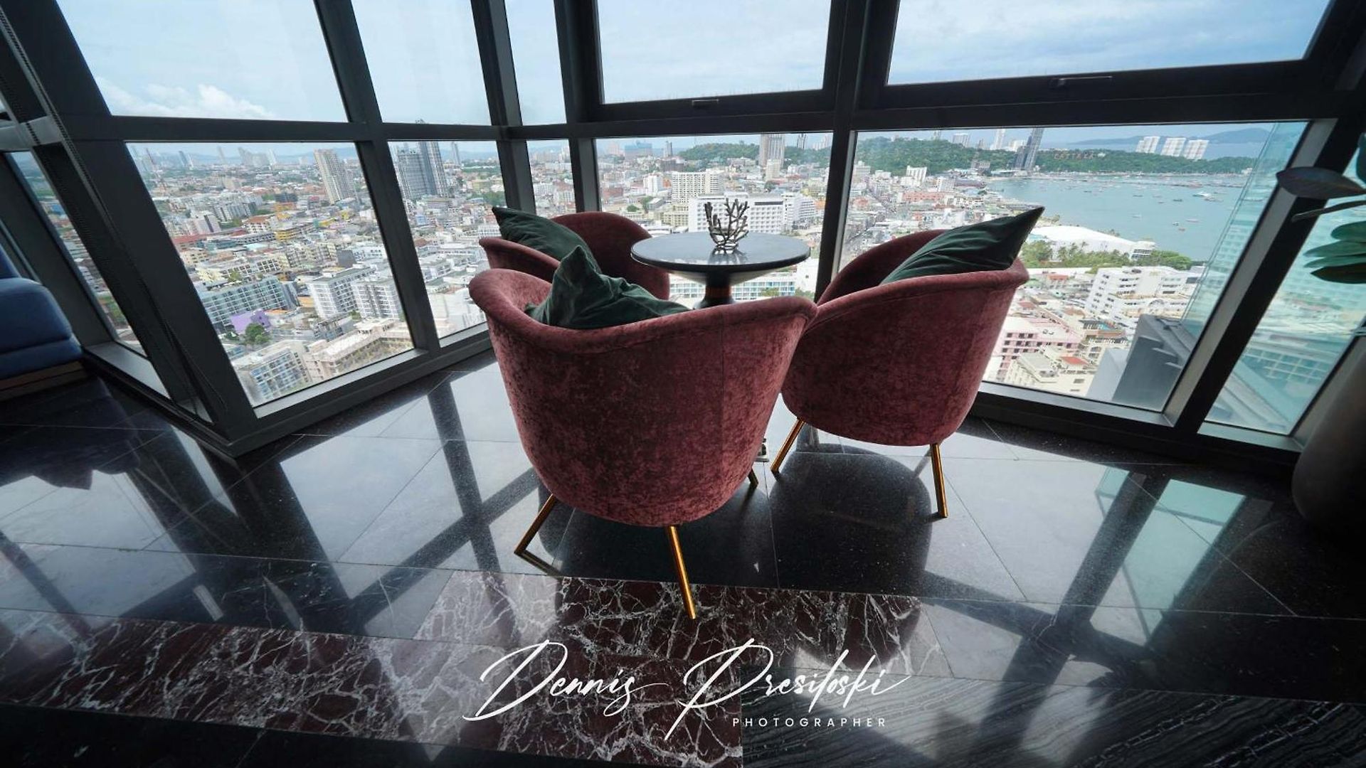 อพาร์ทเม้น Luxury Edge Seaview Pattaya