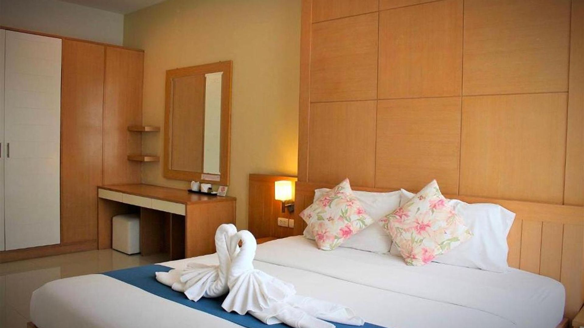ดิ ไอคอนเพลซ 1 แอท พัทยากลาง โรงแรม 3*