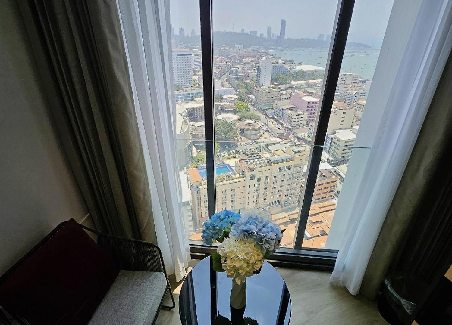 The Edge High Floor & Seaview *