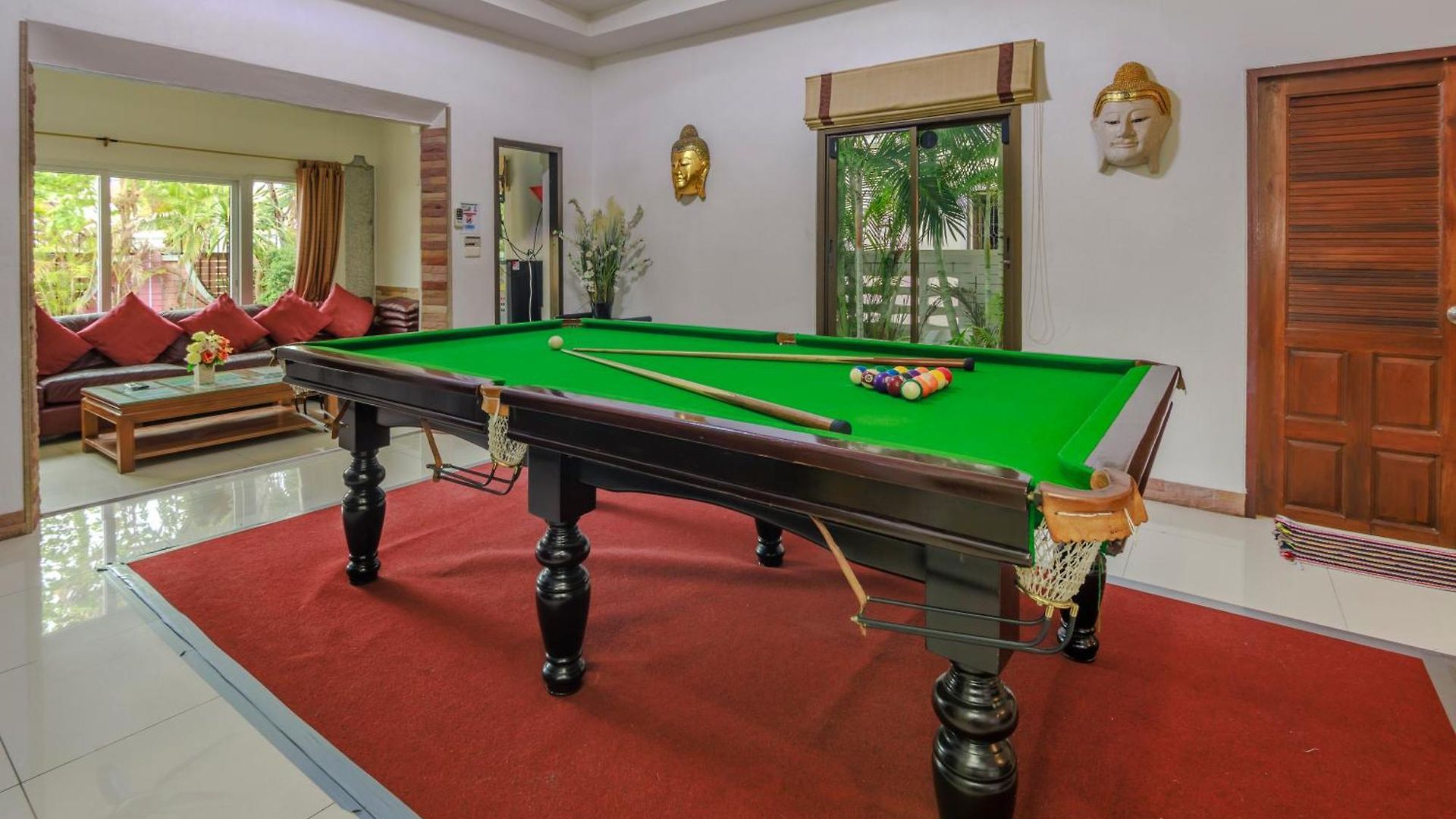 Ratana Near Walking Street And Beaches *