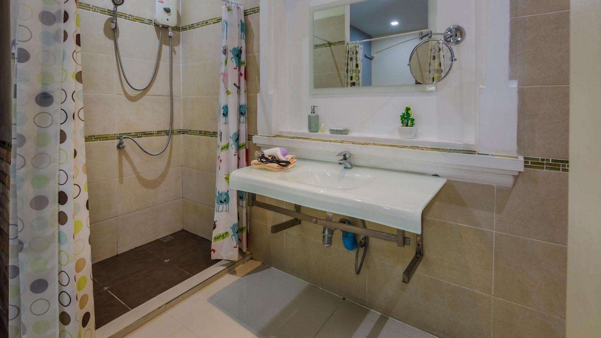 Ratana Near Walking Street And Beaches