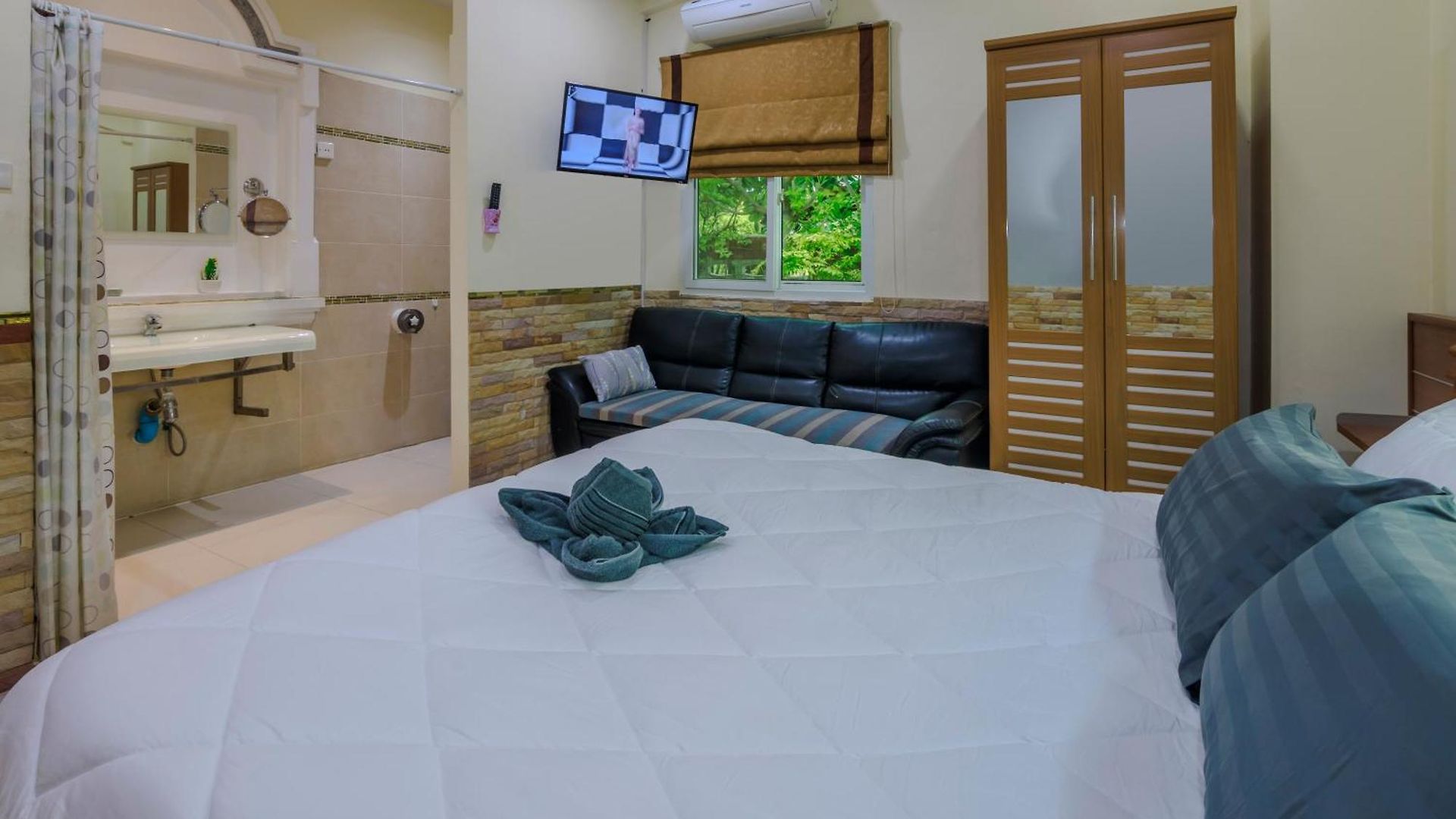 Ratana Near Walking Street And Beaches *