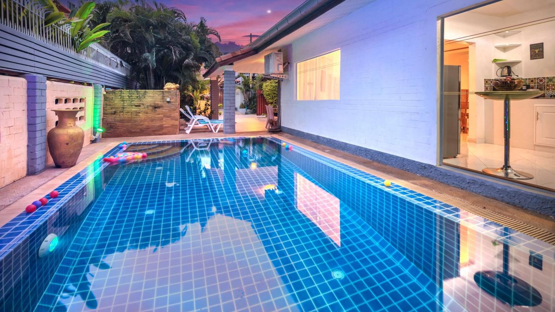 Corner Near Walking Street And Beaches * Pattaya