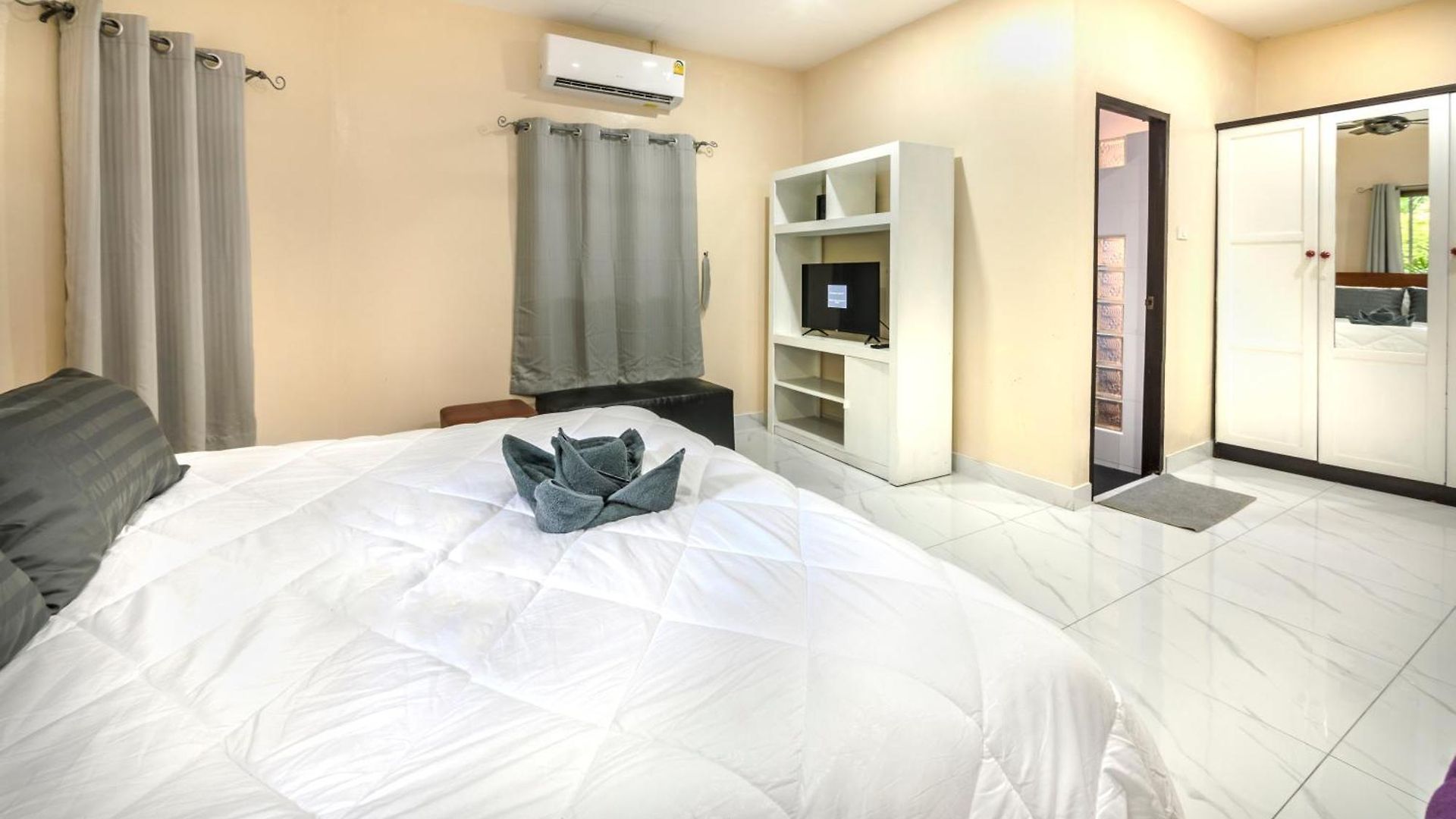 Corner Near Walking Street And Beaches *
