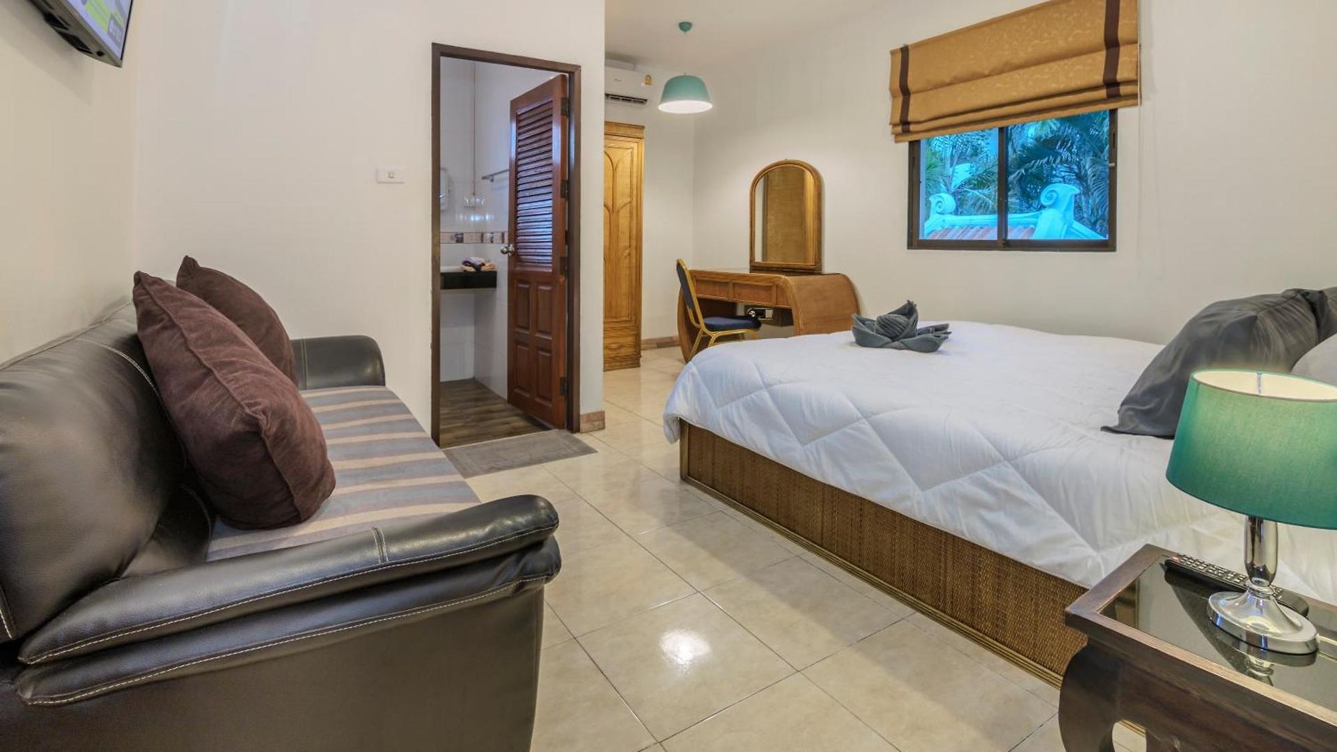 Madee Near Walking Street And Beaches Pattaya