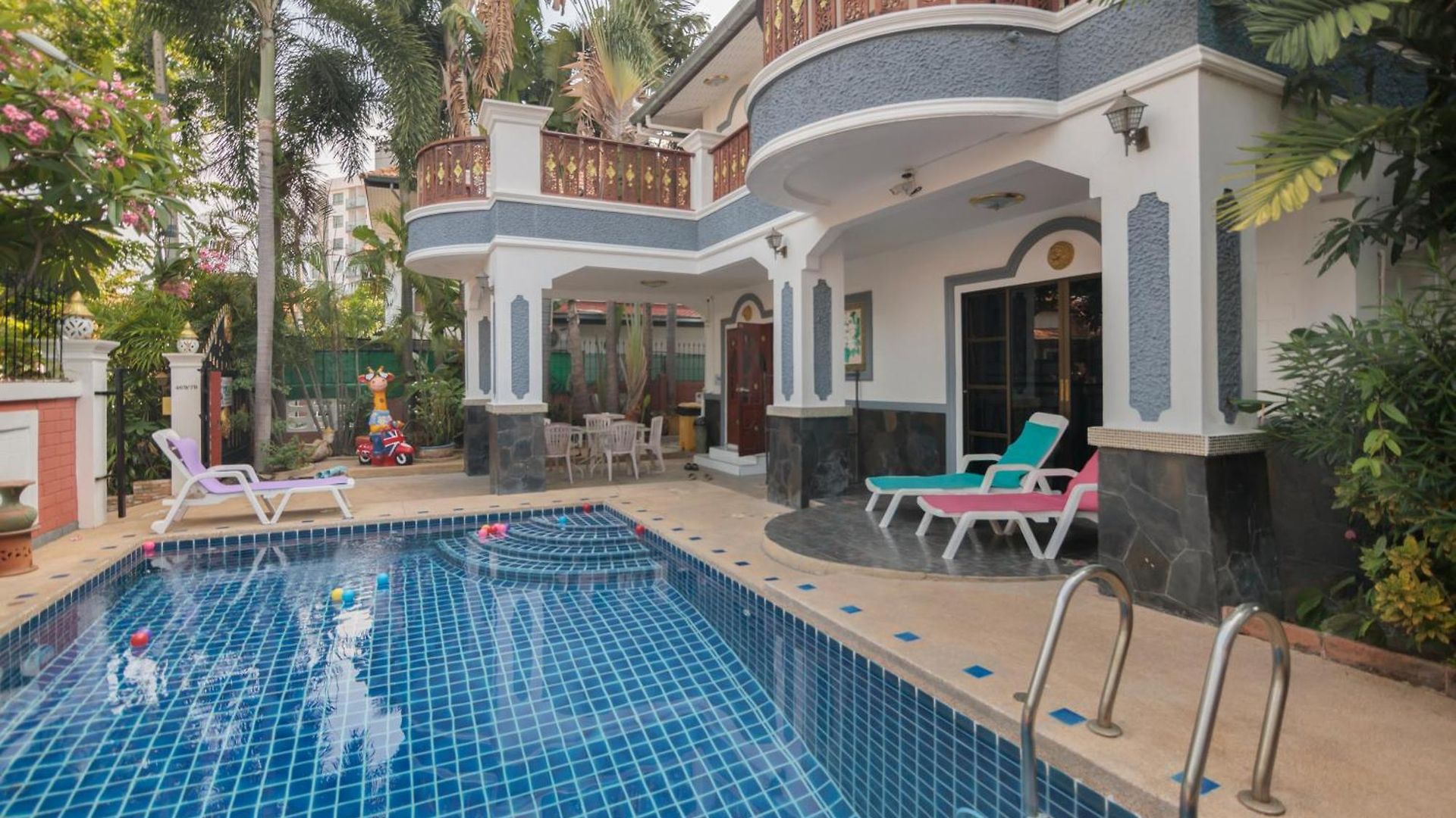 Madee Near Walking Street And Beaches Pattaya