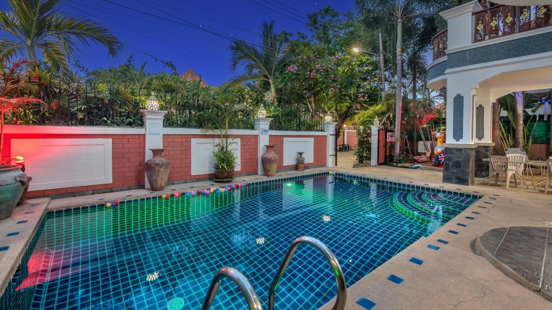 Madee Near Walking Street And Beaches Pattaya