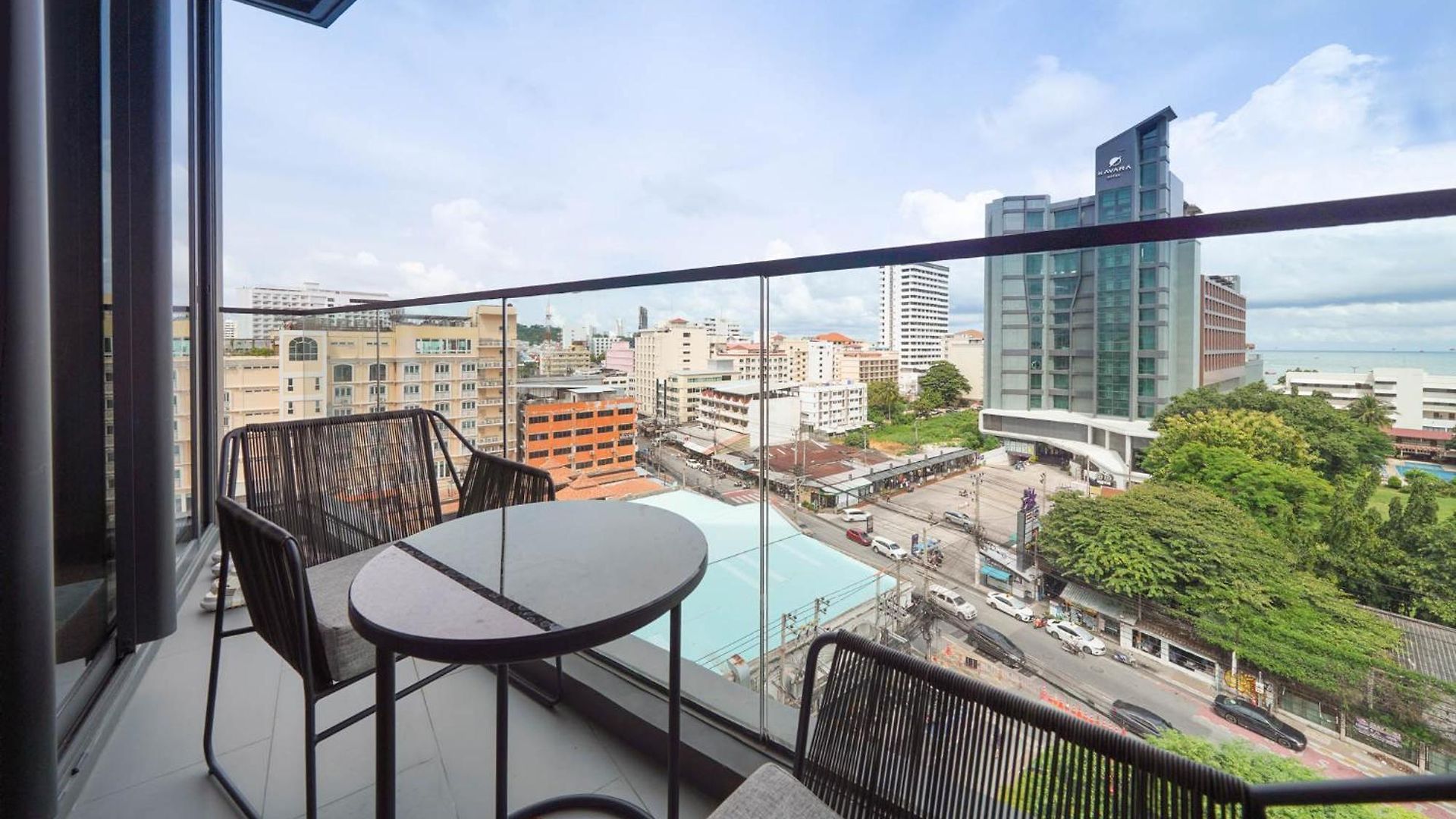Edge 2br Ocean View Luxury Rooftop Pool Location Pattaya
