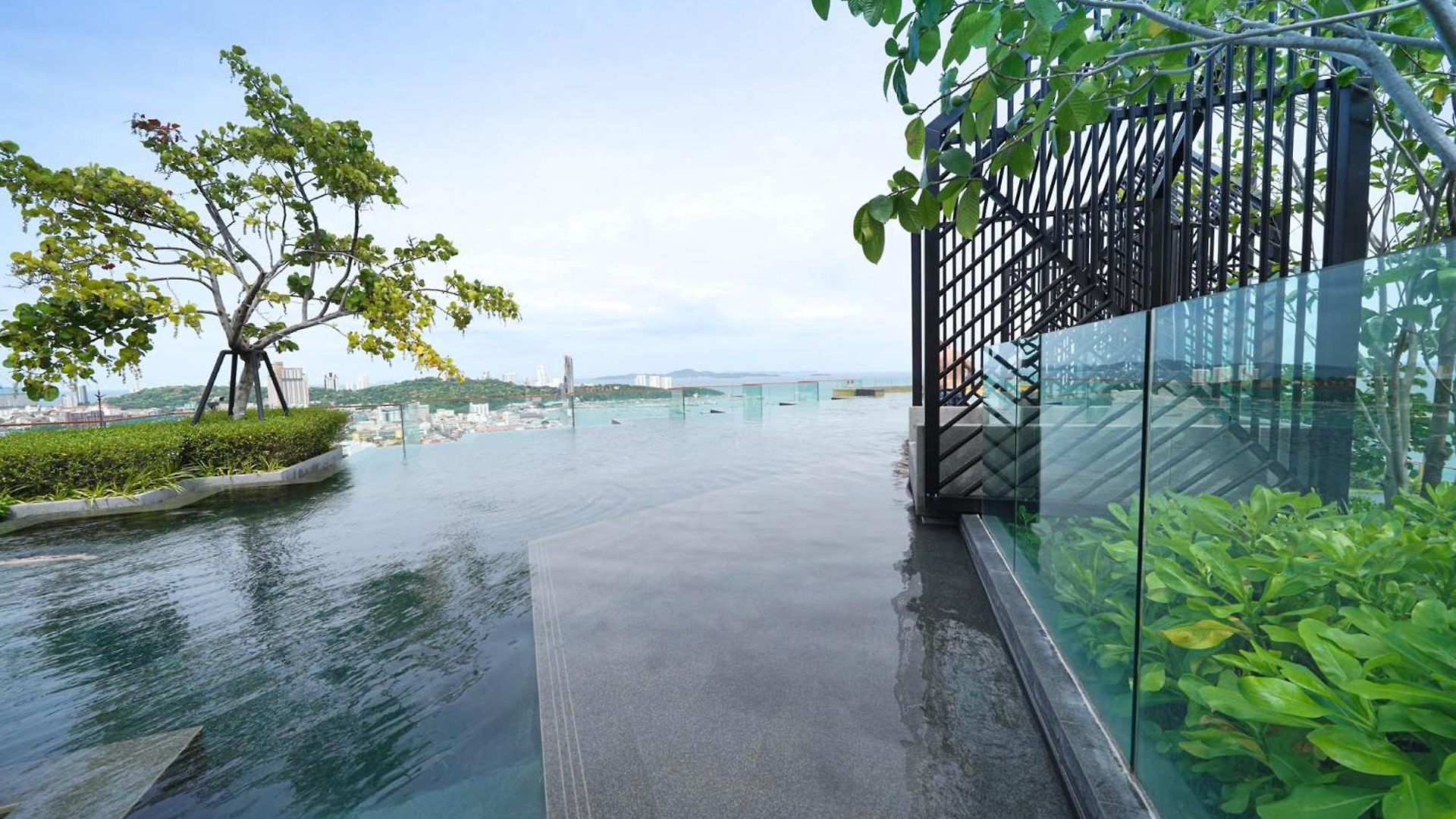 Edge 2br Balcony Garden View Infinity Pool & Location อพาร์ทเม้น Pattaya