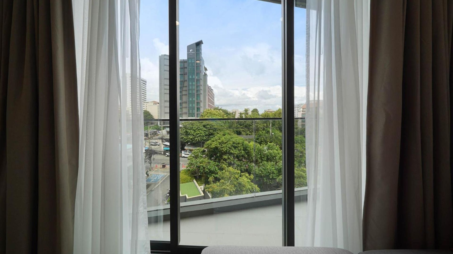 Edge 2br Balcony Garden View Infinity Pool & Location Pattaya