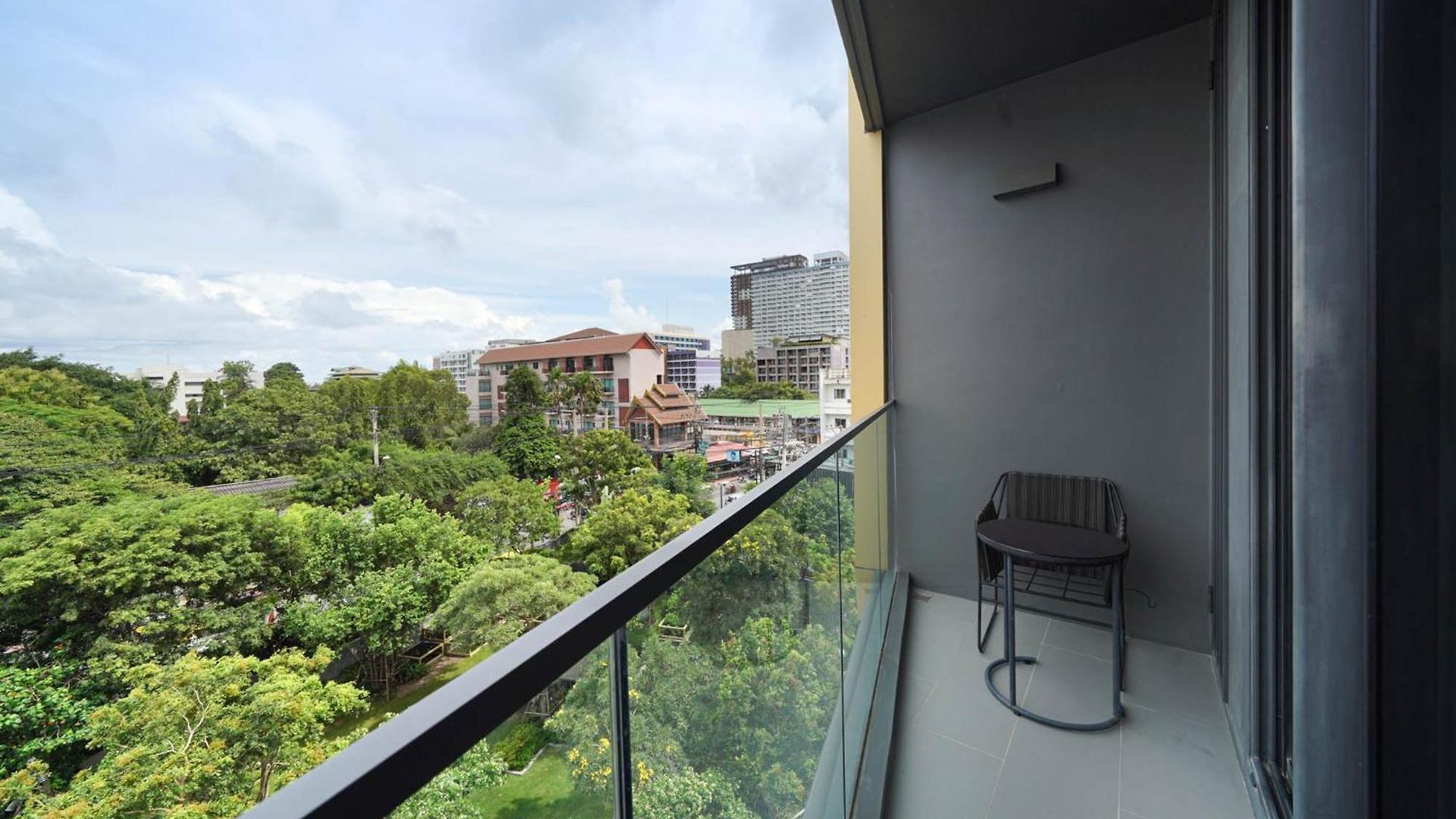 Edge 2br Balcony Garden View Infinity Pool & Location